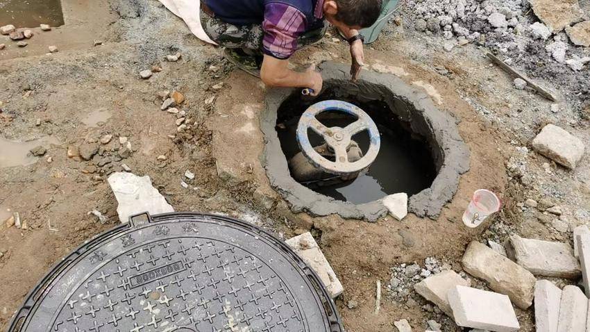 红安县八里湾镇：给城市“舒筋活络”，绣花功夫修补群众幸福感.docx