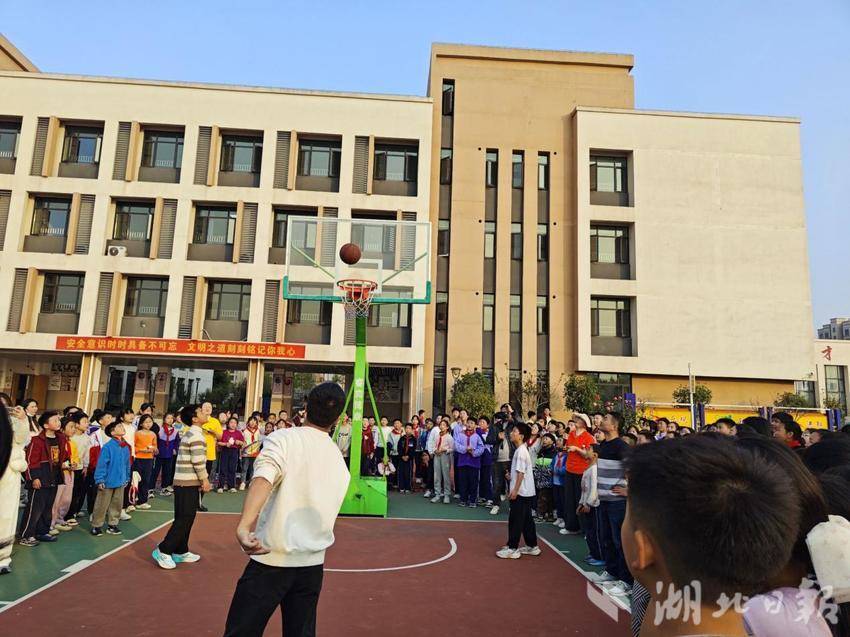 鄂州市杨叶镇白沙小学师生趣味运动会圆满举行.docx