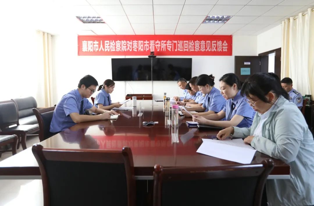 人民监督员徐辉（右一）