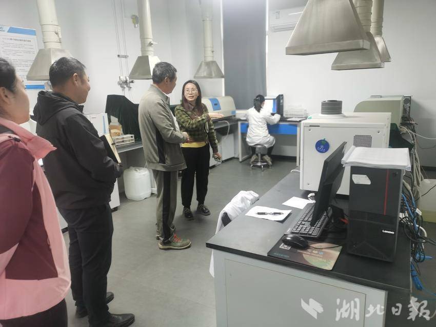 嘉鱼县“三普办”工作组开展样品检测指导及质量监督检查工作(1)(1).doc