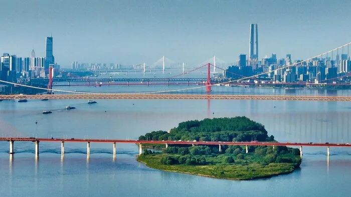 从高空俯瞰长江武汉段，水清岸美，6座跨江大桥尽收眼底。（湖北日报全媒记者 柯皓 摄）