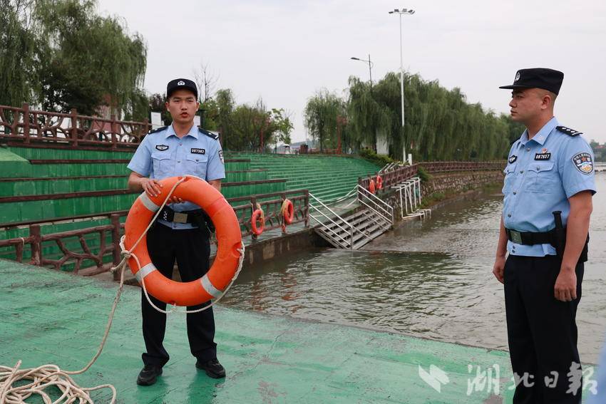 民辅警在“网红”高桥河组织救援演练