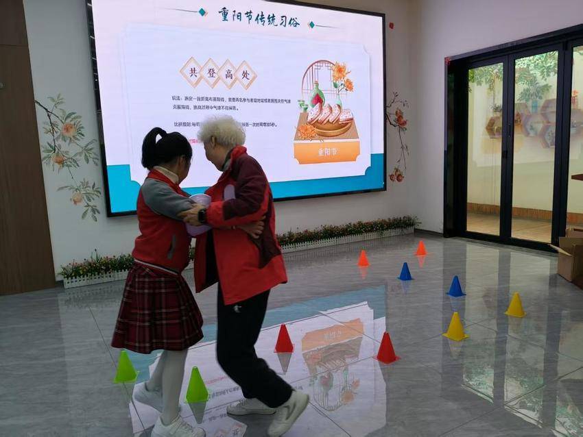 重阳享童趣邻里伴安康  老少同乐共庆佳节.docx