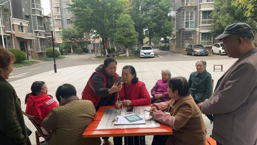 网格员进小区“暖心代办”2025.10.29.doc