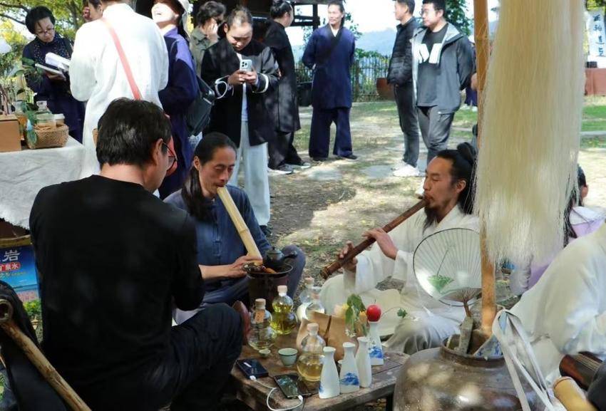 01 深秋初冬来武当山共赴一场仙暇银杏之旅.docx