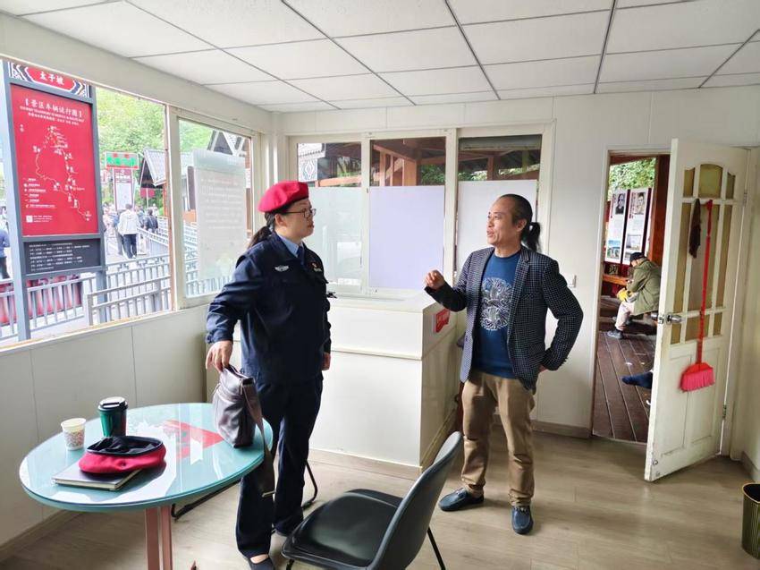 武当山“小红帽”志愿服务暖心守护游客出行.docx