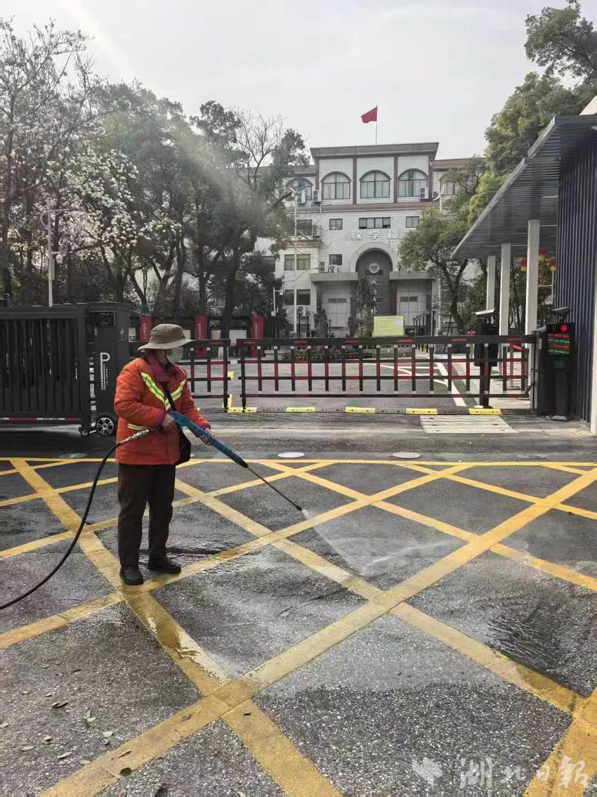 首义街道开展开学日校园周边环境专项整治 护航师生返校路.docx