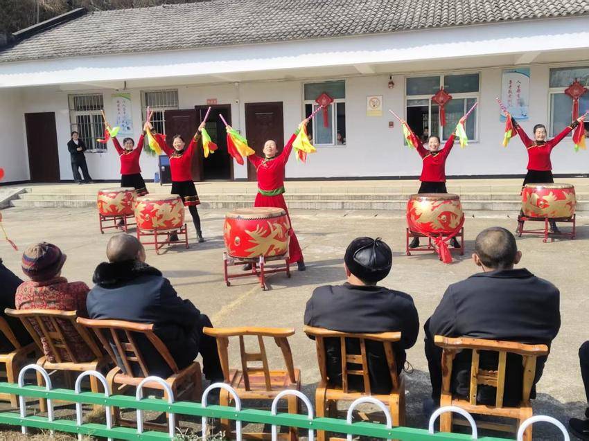 管委会、长岗镇领导与福利院老人共迎新春佳节(1).docx