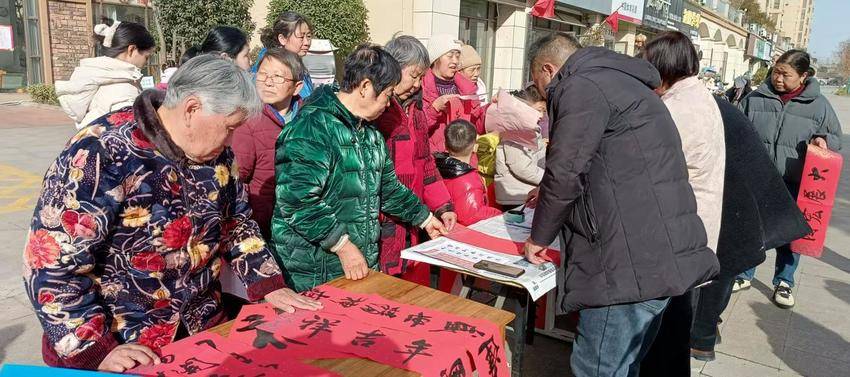 【碧桂园物业】笔墨凝香，福满家园——老河口融晟·外滩碧桂园物业为业主手写春联送祝福.docx