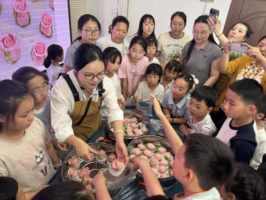 宜昌市图书馆快乐小屋母亲节主题悦读会报道.docx