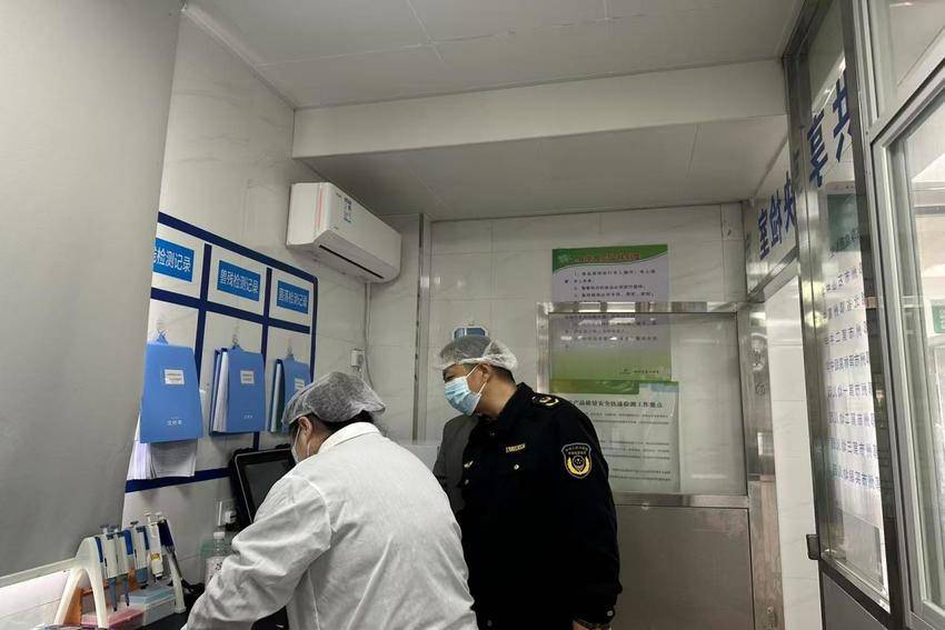 西山市场监管所开展专项检查 守护“一老一小”食品安全.docx