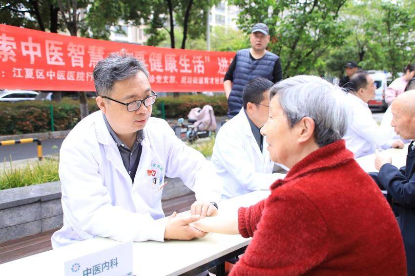 1、中医药服务搬进“口袋公园” 党建共建把健康实事办进群众心坎(2)(1)(3).docx