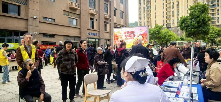 20260416花山社区荷心愿公益市集活动简报.docx
