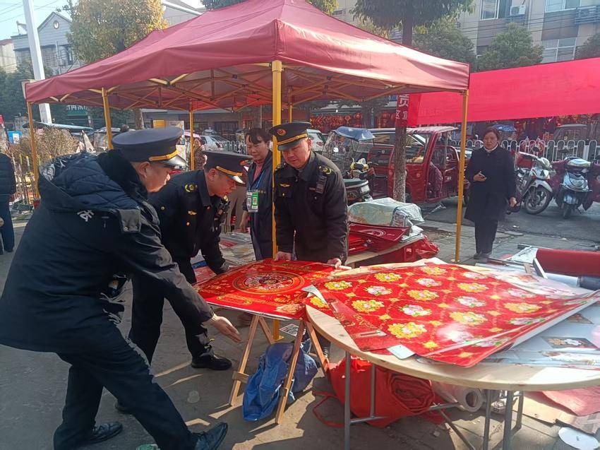 “疏堵结合”规范年货摊 长江新区阳逻街 12个临时销售点让年味与文明同行（新闻稿）(1).doc