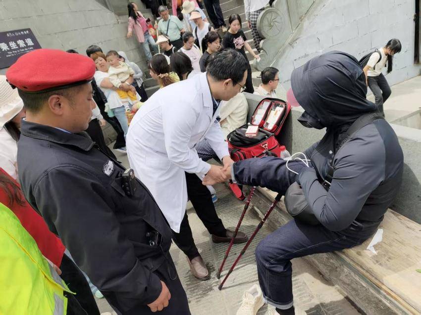 武当山“小红帽”志愿服务暖心守护游客出行.docx
