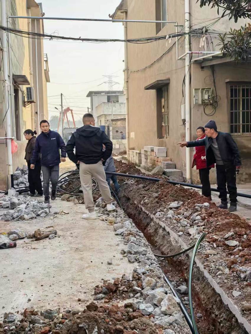 践行“枫桥经验”—大冶罗家桥街道：一条排水沟引八户邻里失和，多方联动化解十五年纠纷.docx