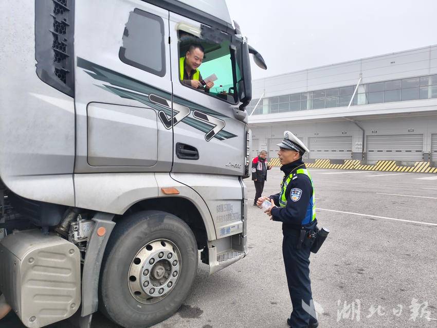 交警检查货车安全