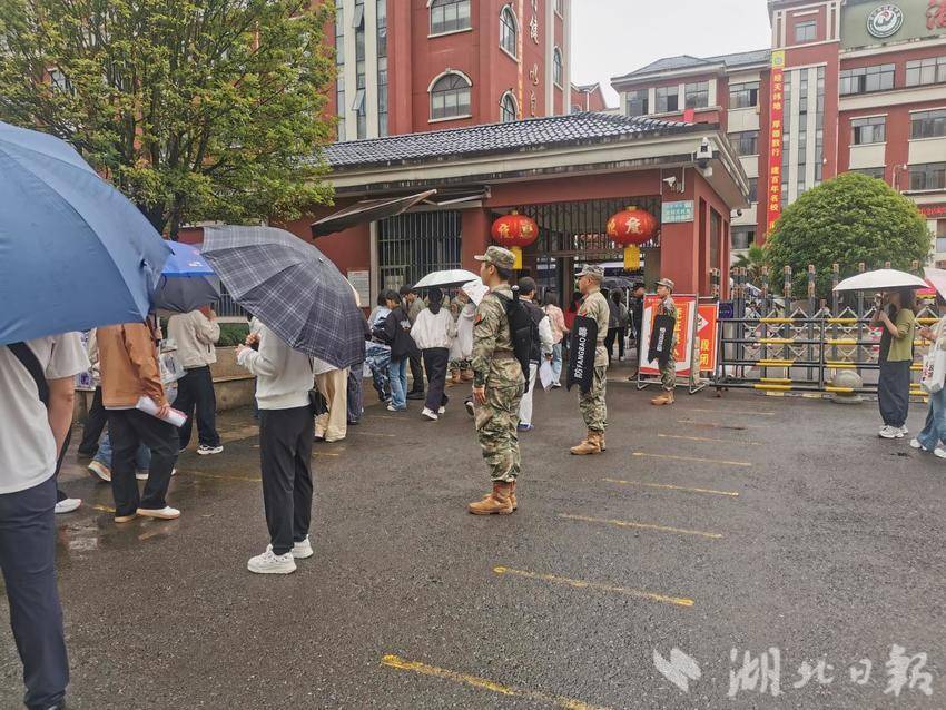 恩施市何功伟民兵连：高考首日，恩施“迷彩守护”上线！.docx