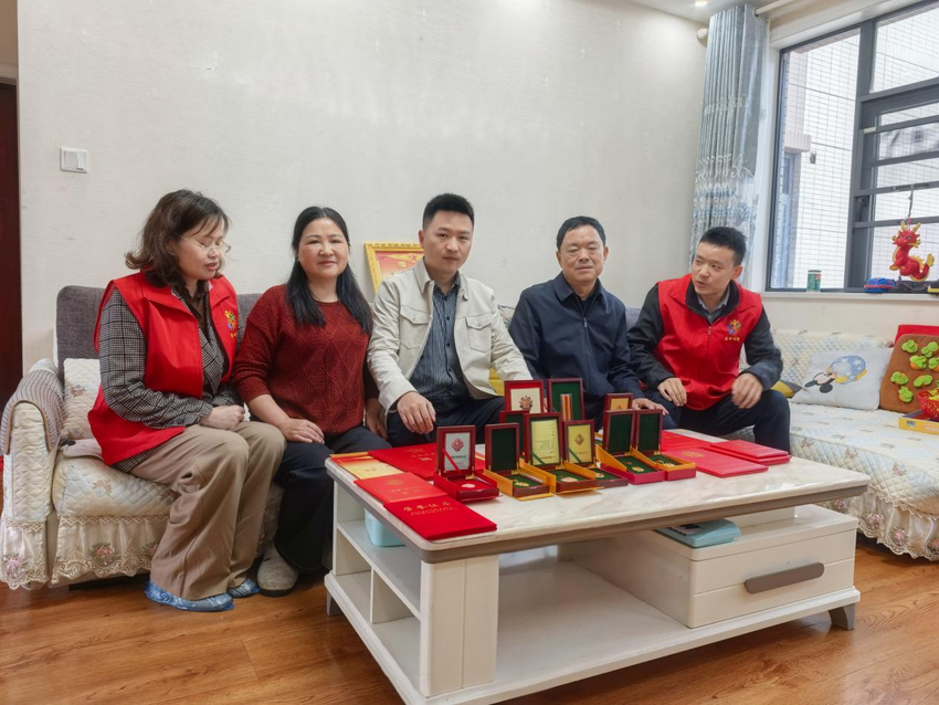 喜报传佳音 荣光暖人心