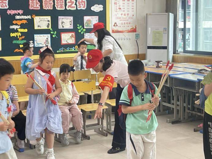 经济与管理学院“两支队伍”走进红旗村小学开展六一主题活动 (1).docx