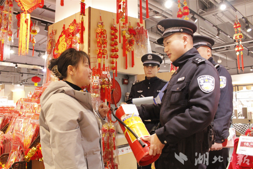 民警排查商超安全隐患
