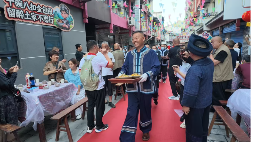 【图文】以水为媒 以赛兴旅 2026湖北清江公开水域游泳邀请赛开赛.doc