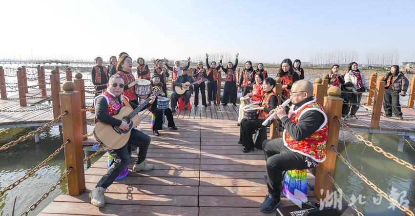 嘉鱼湖地野藕游客鼓乐齐鸣迎新春(1).doc