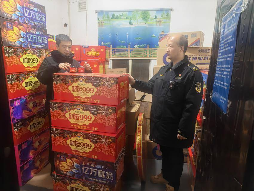 私家车、蛋糕店变“火药库”？江夏警方48小时连查4起非法烟花爆竹案