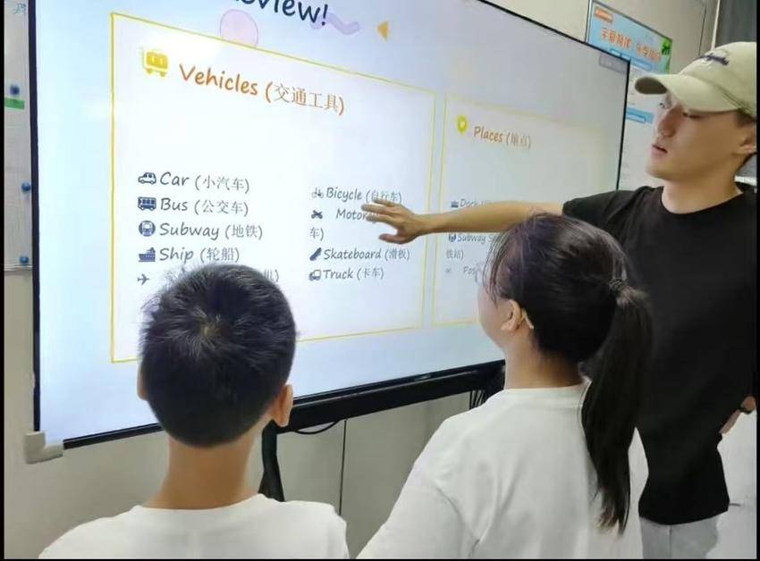 把T台“搬进”车间——武纺“00后”帅小伙带着时尚课堂走进企业托管班.docx