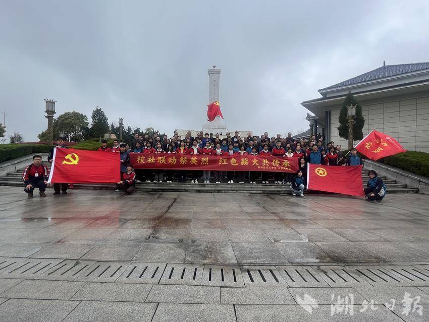 校社联动祭英烈 红色薪火共传承.doc