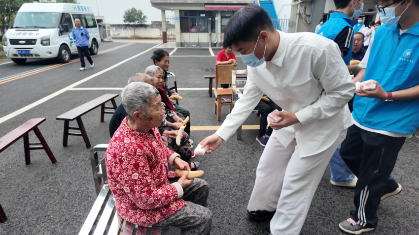 首个民族团结进步宣传周·月满中秋暖桑榆 食养敬老传温情——“小经星”志愿服务队赴九久敬老院开展志愿服务活动.docx