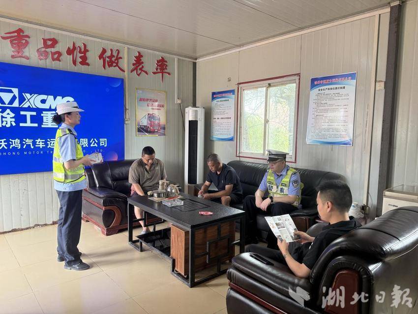 临空大队走进鄂州市速顺升运输有限公司开展货运交通安全宣传活动.docx