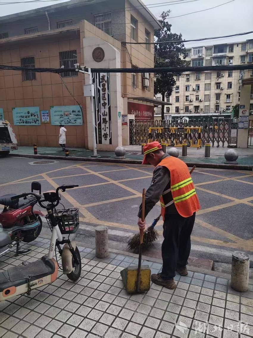 首义街道开展开学日校园周边环境专项整治 护航师生返校路.docx