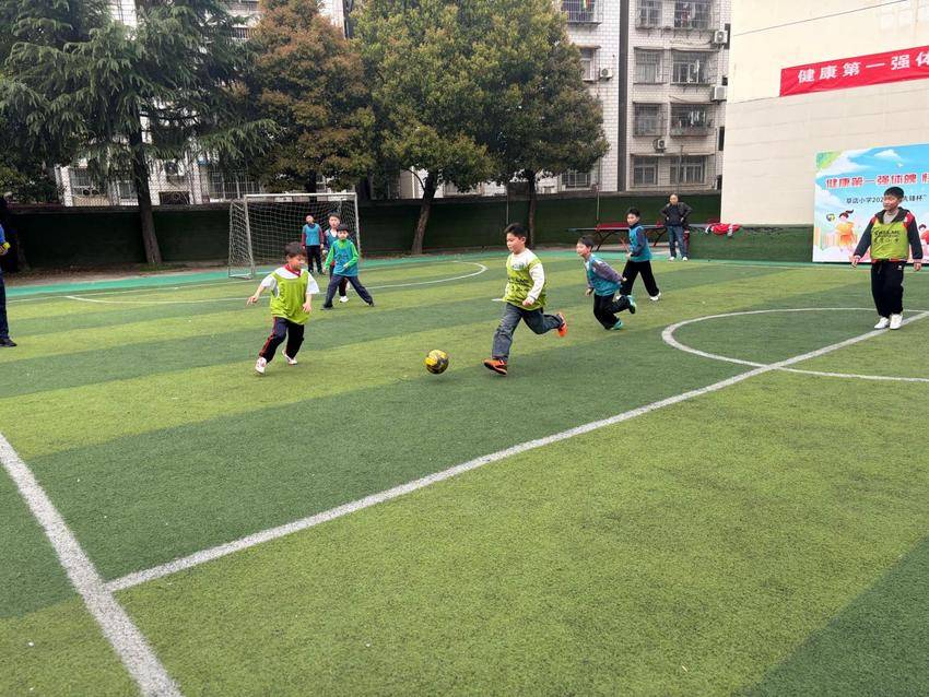“健康第一”强体魄  草店小学“三大球”联赛活力开赛.docx