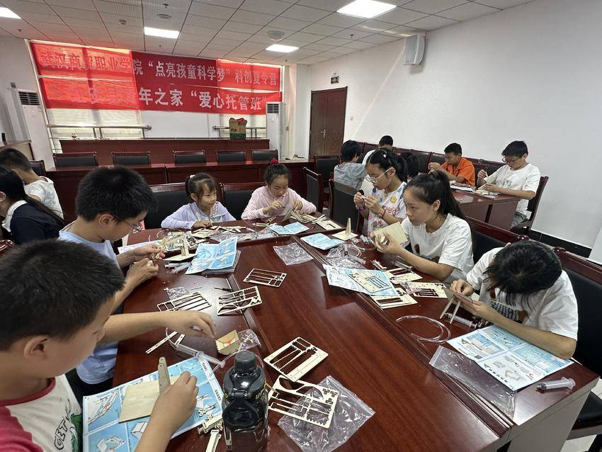 从“看热闹”到“动手造”：青年之家成了孩子们的“科学乐园”——“点亮孩童科学梦”科创夏令营青年之家教学点持续开展(1).docx