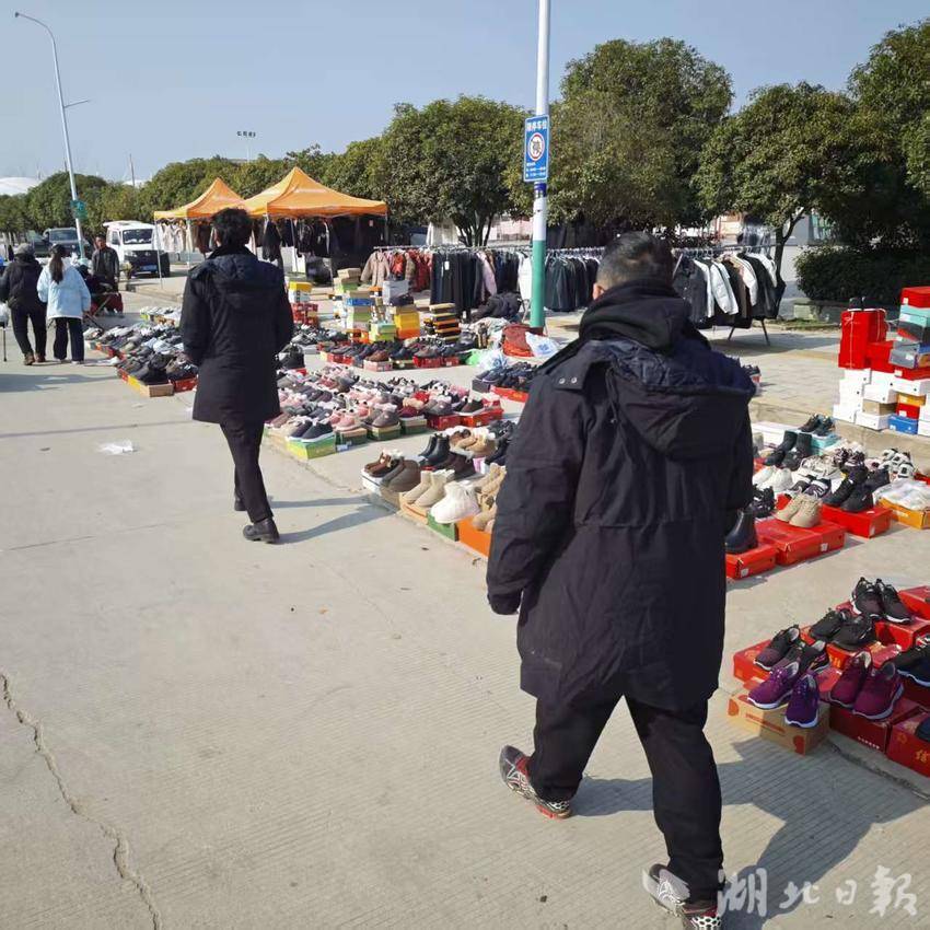 扮靓市容迎新春 洁净村湾暖归途.docx