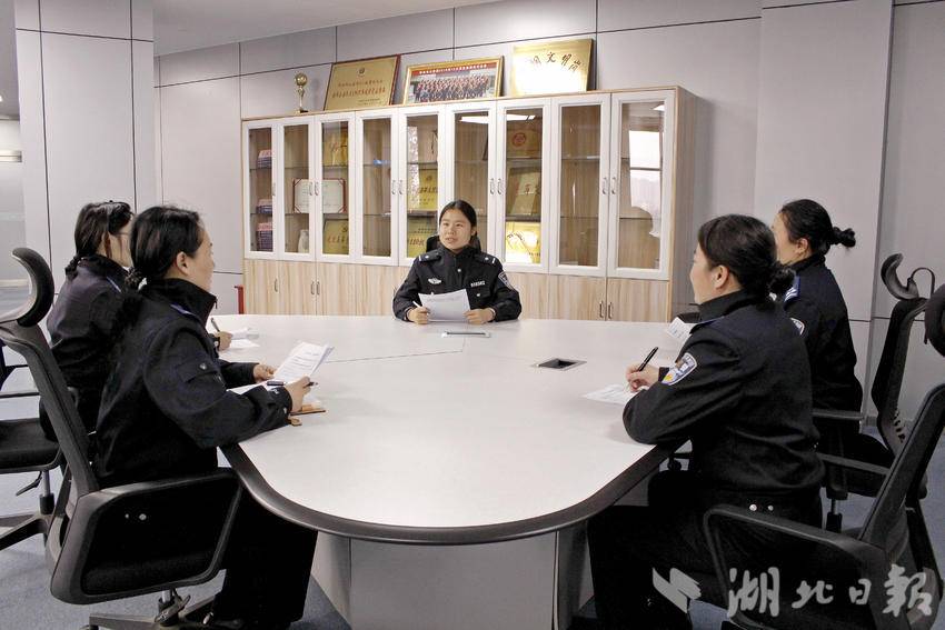 李越（中）和同事分享接警经验