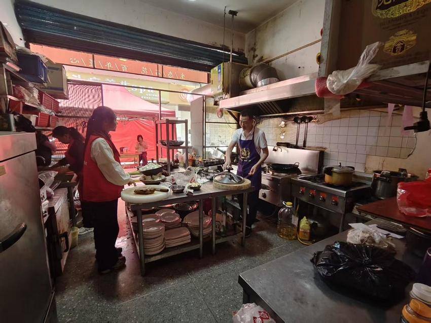 网格织密“食安督” 守护群众“舌尖上的幸福”.docx