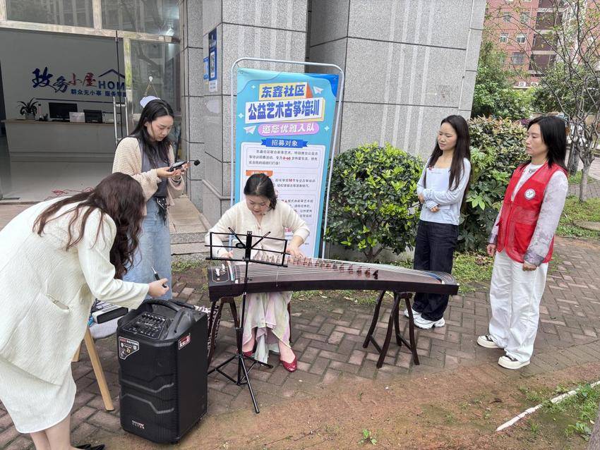 0410东鑫社区开展“服务百姓“零”距离，%0D%0A便民生活“鑫”连心便民服务.docx