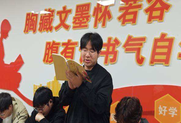 湖北文理学院理工学院:三月春风暖人心 雷锋精神伴我行.docx