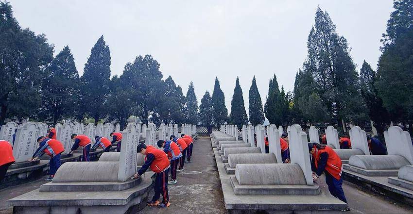 武当山特区各学校开展“清明祭英烈”活动.docx