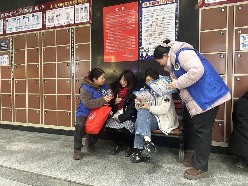 禁毒社工给群众们讲解禁毒知识