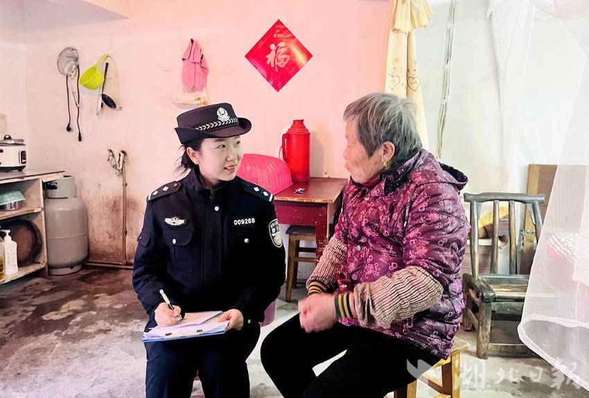 李雅琪走访社区居民