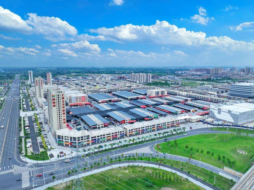 7.7 7%、3000多人、65万吨：首衡城的半年加速度.docx