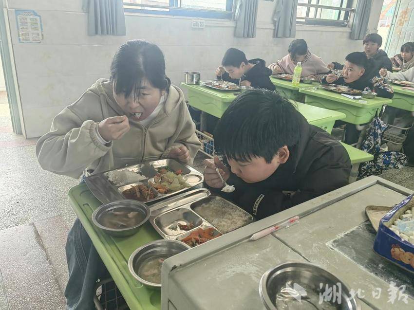 家校同心，共筑舌尖安全防线—— 杨叶镇团山小学食堂开放日圆满举行.docx