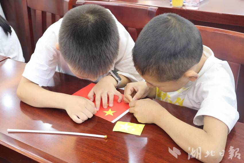 红旗伴红歌,这堂下乡红色课藏着满满爱国心意.docx
