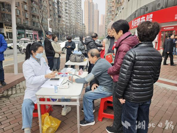 居民参加现场活动。