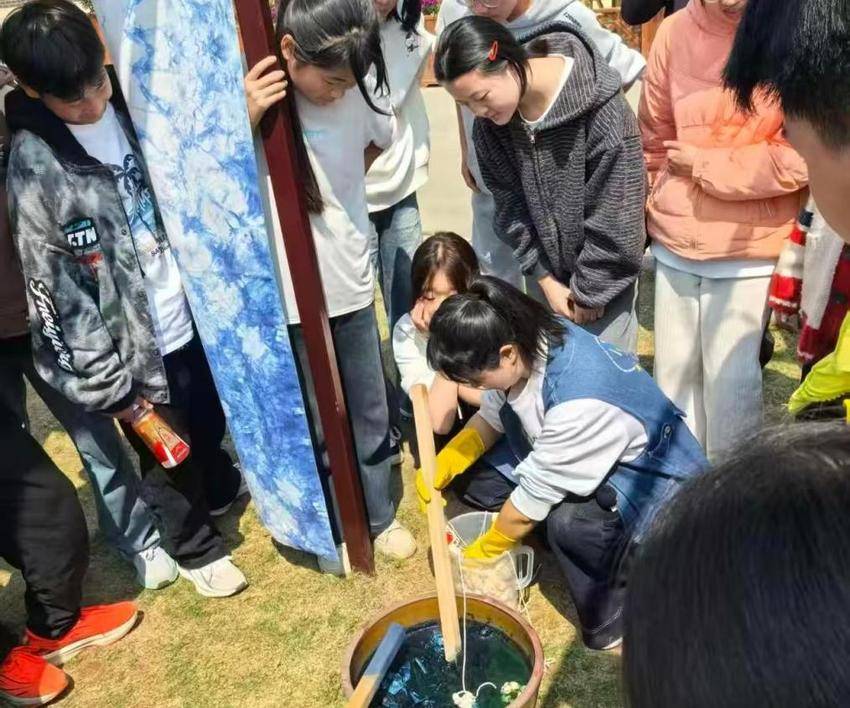安陆市木梓乡安陆市木梓乡初级中学：踏青采茶悟劳动之美，巧手扎染承非遗匠心.docx