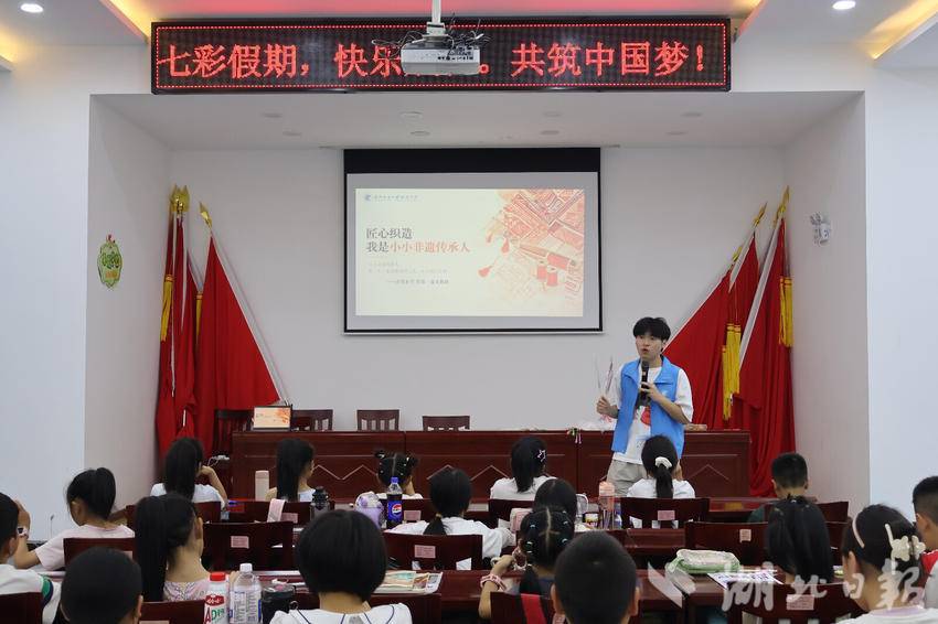 经纬织就千年韵:武纺支教团纺织科普续新篇,探秘土家织锦西兰卡普(1).docx