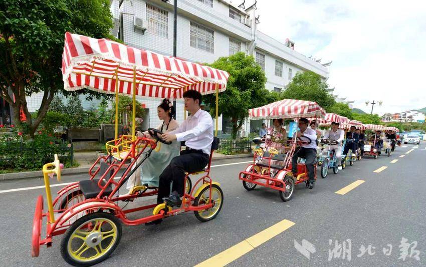 121“520”甜度拉满！竹山县“520”集体婚礼点亮婚旅融合新风尚.doc